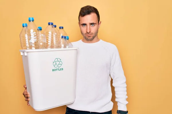 Jovem Homem Bonito Com Olhos Azuis Reciclagem Segurando Cesto Lixo — Fotografia de Stock