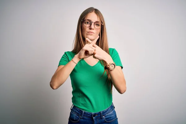 Młoda Piękna Ruda Kobieta Nosi Luźno Zielony Shirt Okulary Białym — Zdjęcie stockowe