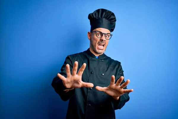 Joven Hombre Guapo Chef Con Uniforme Cocina Sombrero Sobre Fondo —  Fotos de Stock