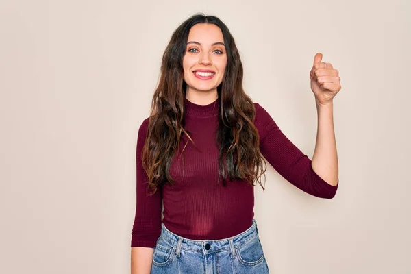 Jonge Mooie Vrouw Het Dragen Van Casual Shirt Staande Geïsoleerde — Stockfoto