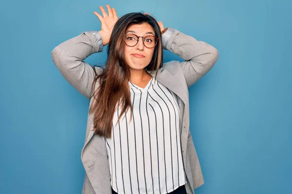 Νεαρή Ισπανίδα Επιχειρηματίας Που Φοράει Γυαλιά Στέκεται Πάνω Από Μπλε — Φωτογραφία Αρχείου