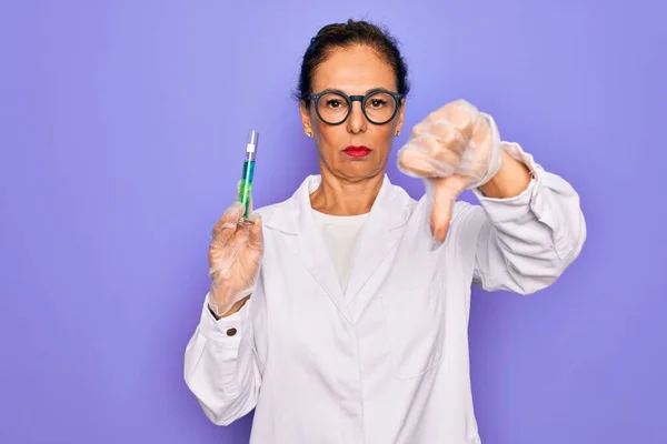 Middelbare Leeftijd Senior Wetenschapper Vrouw Dragen Laboratoriumjas Met Onderzoek Reageerbuis — Stockfoto