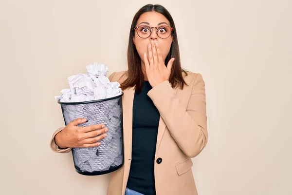 Jonge Mooie Brunette Zakenvrouw Met Volledige Papieren Prullenbak Van Gerimpelde — Stockfoto