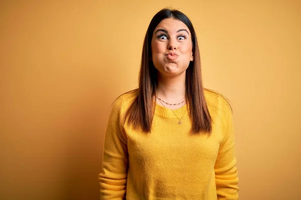 Giovane Bella Donna Indossa Maglione Casual Sfondo Giallo Isolato Sbuffare — Foto Stock