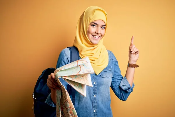 Молода Туристична Дівчина Відпустці Носить Мусульманський Хіджаб Рюкзак Тримає Карту — стокове фото