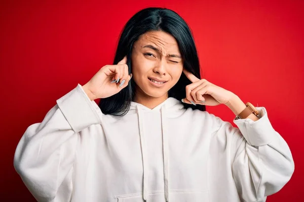 Jovem Mulher Esportiva Chinesa Bonita Vestindo Camisola Sobre Fundo Vermelho — Fotografia de Stock