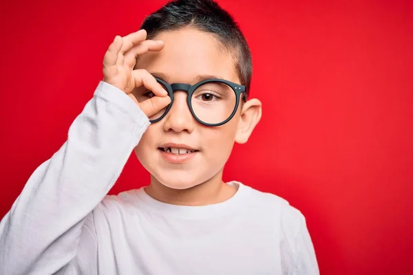 Jovem Garoto Inteligente Usando Óculos Nerd Sobre Vermelho Isolado Fundo — Fotografia de Stock