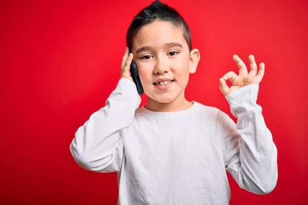 Jeune Garçon Enfant Parlant Sur Smartphone Mobile Sur Fond Rouge — Photo