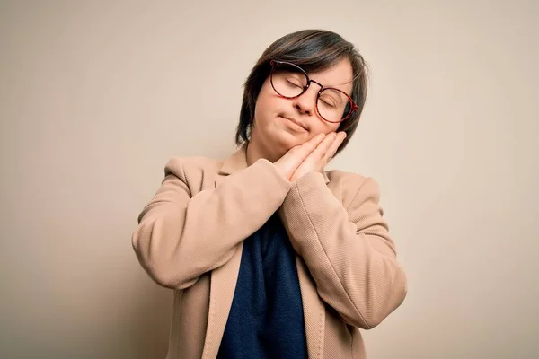 Giovane Donna Affari Sindrome Indossando Occhiali Piedi Sfondo Isolato Sonno — Foto Stock