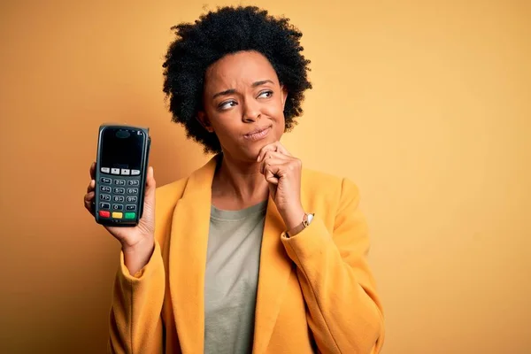 Junge Afroamerikanische Afro Frau Mit Lockigem Haar Die Ein Datafon — Stockfoto