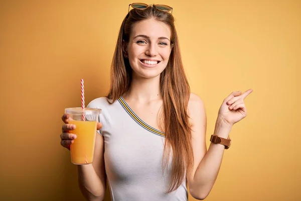 Giovane Bella Rossa Donna Che Beve Succo Arancia Sano Sfondo — Foto Stock