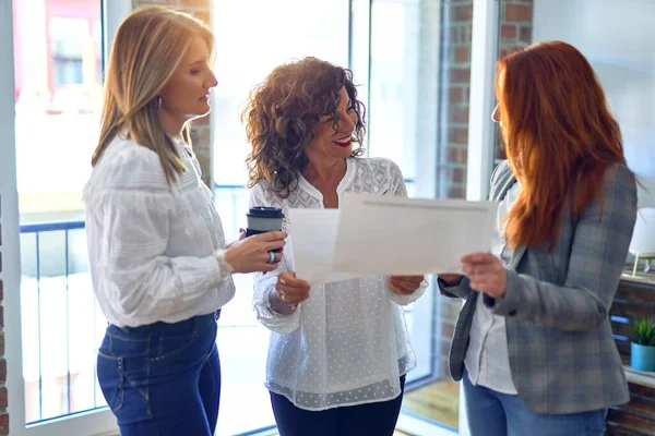 Een Groep Zakenvrouwen Die Blij Zijn Samen Werken Staande Met — Stockfoto