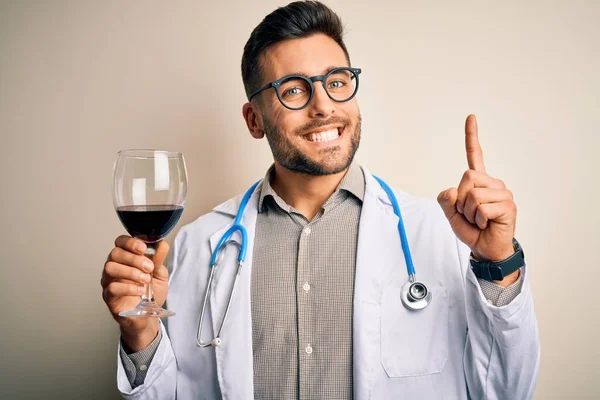 Giovane Medico Che Indossa Stetoscopio Bere Bicchiere Vino Fresco Sfondo — Foto Stock