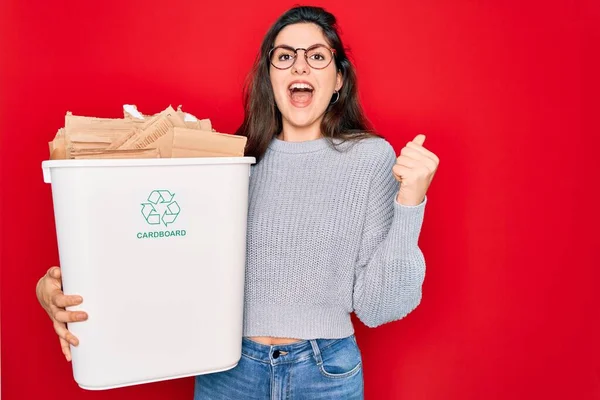 エコ環境のためのリサイクル段ボール容器リサイクルを保持している若い美しい女性は誇りを叫び 勝利と成功を祝う非常に興奮し 応援感情 — ストック写真