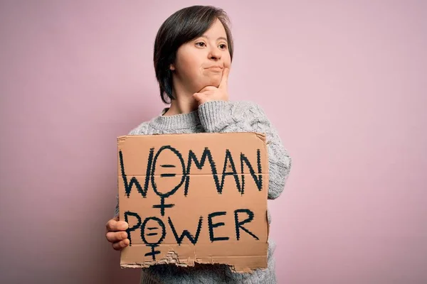 Молодая Синдром Дауна Женщина Держит Женщин Власть Знак Протеста Розовом — стоковое фото