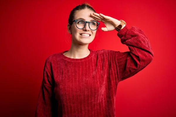 Jovem Mulher Ruiva Bonita Vestindo Camisola Casual Sobre Fundo Vermelho — Fotografia de Stock