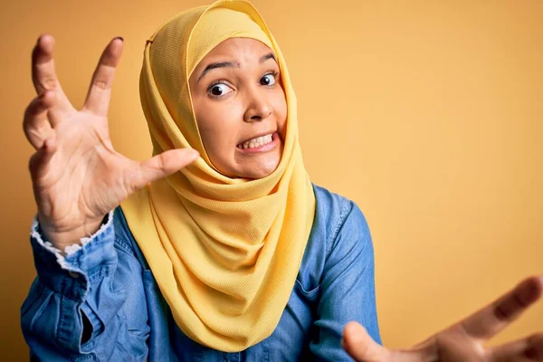 年轻美丽的女人 头戴阿拉伯式传统头巾 头戴黄色头巾 怒气冲冲地大叫 双手想掐死 大喊大叫 — 图库照片