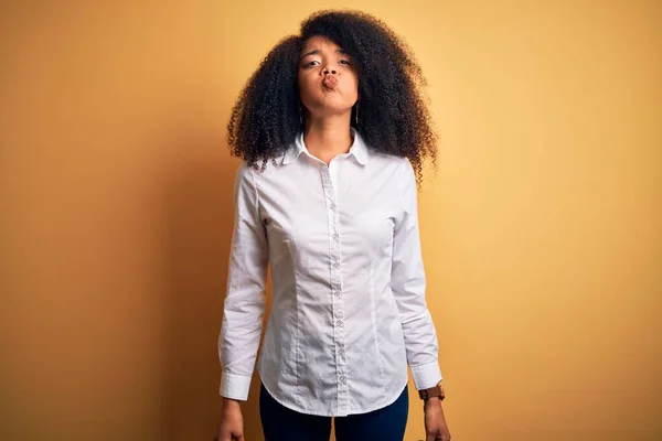 Jonge Mooie Afro Amerikaanse Elegante Vrouw Met Afrohaar Staande Gele — Stockfoto