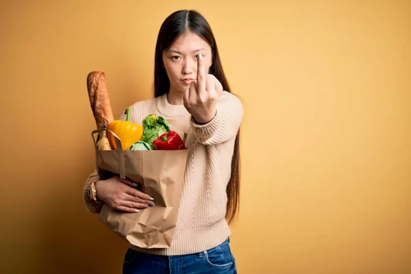 Joven Mujer Asiática Sosteniendo Bolsa Papel Comestibles Sanos Frescos Sobre — Foto de Stock