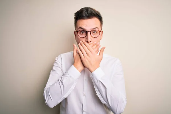 Jovem Bonito Negócio Mas Vestindo Óculos Camisa Elegante Sobre Fundo — Fotografia de Stock