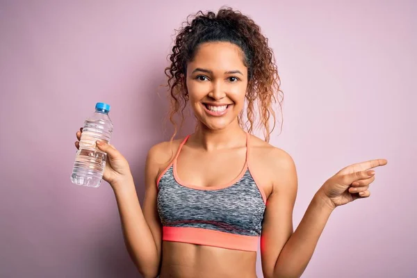 Schöne Sportlerin Mit Lockigem Haar Beim Sport Sportbekleidung Trinkflasche Wasser — Stockfoto