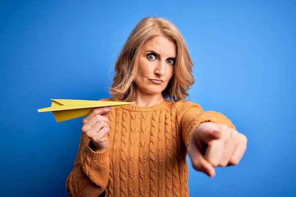 Mujer Rubia Hermosa Mediana Edad Sosteniendo Avión Papel Sobre Fondo — Foto de Stock