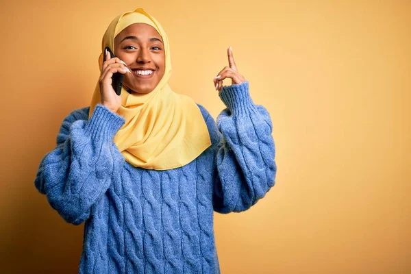Afroamerikanerin Mit Muslimischem Hijab Gespräch Auf Dem Smartphone Überrascht Mit — Stockfoto