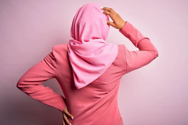 Joven Afroamericana Afro Mujer Vistiendo Hiyab Musulmán Sobre Fondo Rosa — Foto de Stock