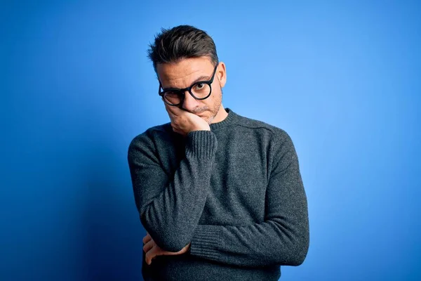 Jovem Homem Bonito Vestindo Camisola Casual Óculos Sobre Fundo Azul — Fotografia de Stock