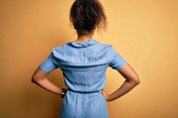 Sarı Arka Planda Dikilen Kot Elbise Giyen Güzel Afrikalı Amerikalı — Stok fotoğraf