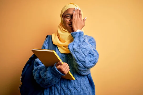 Giovane Studentessa Afroamericana Con Hijab Musulmano Zaino Che Tiene Libro — Foto Stock