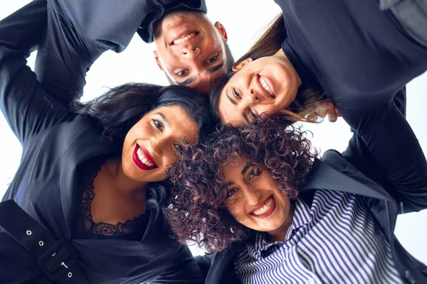 Grupo Empresários Sorrindo Feliz Com Cabeças Juntas Abraçando Com Sorriso — Fotografia de Stock