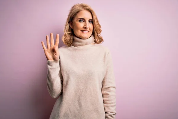 Medelåldern Vacker Blond Kvinna Bär Casual Turtleneck Tröja Över Rosa — Stockfoto