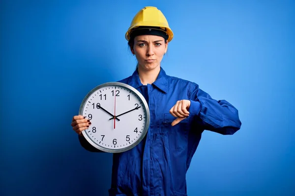 Schöne Blonde Arbeiterin Mit Blauen Augen Sicherheitshelm Mit Großer Uhr — Stockfoto