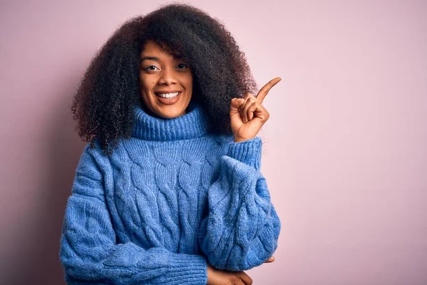 Young Beautiful African American Woman Afro Hair Wearing Winter Sweater — Stock Photo, Image