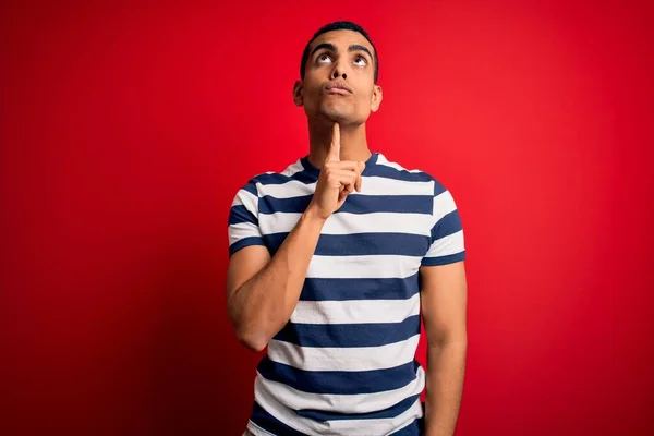 Hombre Afroamericano Guapo Vistiendo Camiseta Casual Rayas Pie Sobre Fondo —  Fotos de Stock