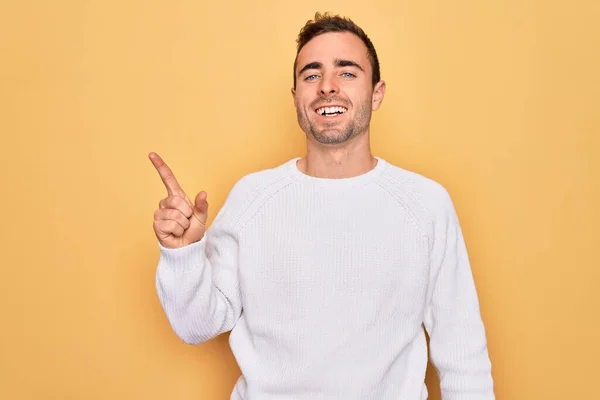 Joven Hombre Guapo Con Ojos Azules Usando Suéter Casual Pie — Foto de Stock