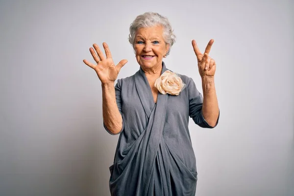 Senior Hermosa Mujer Pelo Gris Con Vestido Casual Pie Sobre —  Fotos de Stock