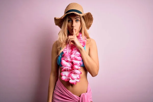 Junge Schöne Blonde Frau Urlaub Die Bikini Und Hut Mit — Stockfoto