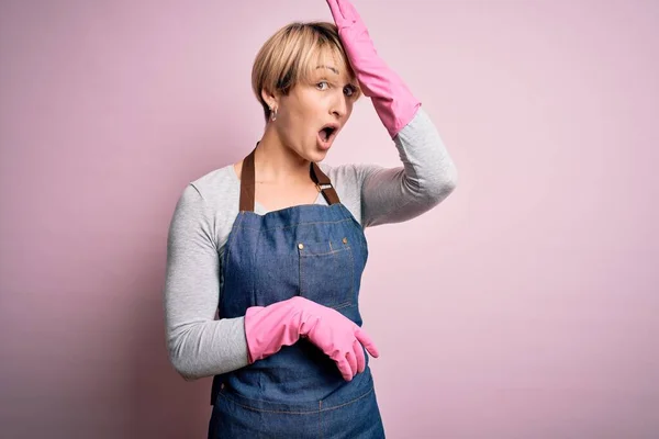 Joven Mujer Rubia Limpiadora Con Pelo Corto Usando Delantal Guantes — Foto de Stock