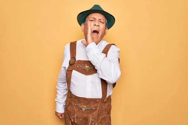 Hombre Pelo Gris Mayor Con Traje Octoberfest Tradicional Alemán Sobre —  Fotos de Stock