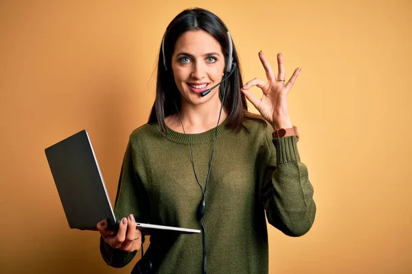 Giovane Donna Operatore Con Gli Occhi Azzurri Che Lavorano Call — Foto Stock