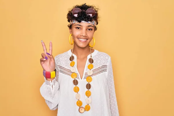 Ung Vacker Afrikansk Amerikansk Afro Hippie Kvinna Bär Solglasögon Och — Stockfoto