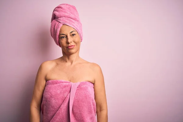 Mulher Meia Idade Usando Toalha Banho Beleza Cuidados Com Corpo — Fotografia de Stock