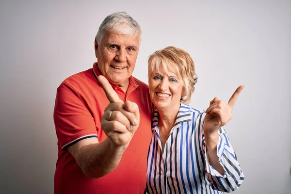 Senior Hermosa Pareja Pie Juntos Sobre Fondo Blanco Aislado Sonriendo —  Fotos de Stock