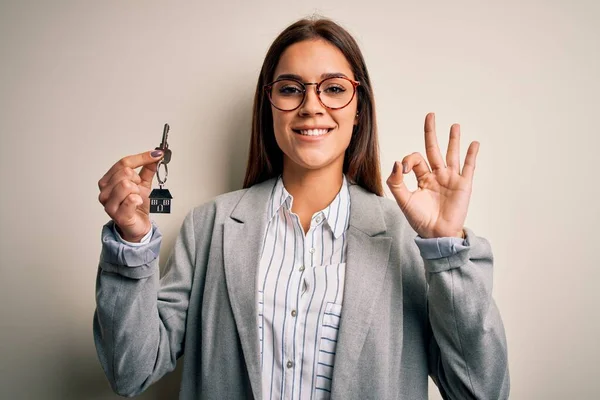 Jovem Bonita Morena Agente Casa Mulher Segurando Chave Casa Sobre — Fotografia de Stock