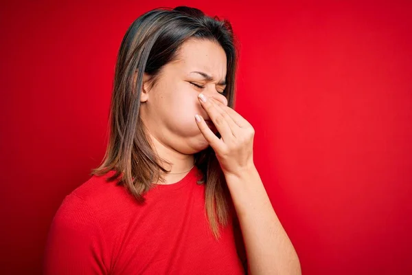 Jong Mooi Brunette Meisje Draagt Casual Shirt Geïsoleerde Rode Achtergrond — Stockfoto