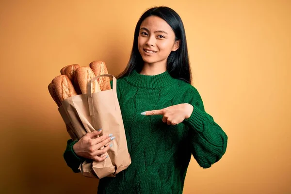 Joven Hermosa Mujer China Sosteniendo Bolsa Papel Con Pan Sobre — Foto de Stock