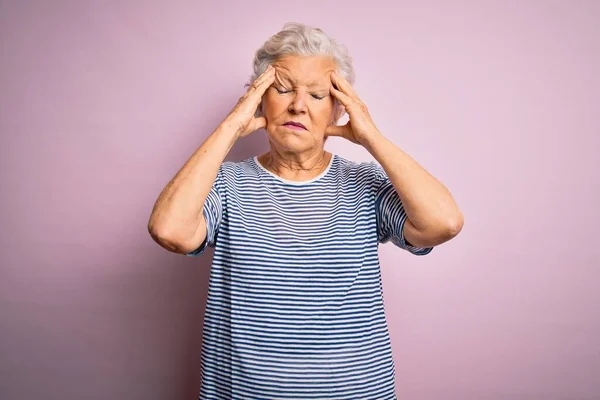 Ältere Schöne Grauhaarige Frau Trägt Lässiges Shirt Über Isoliertem Rosa — Stockfoto