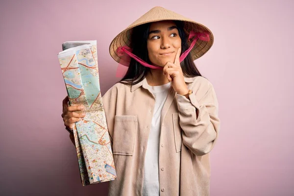 관광객 전통적 모양의 모자를 휴가중이다 지도를 질문에 생각을 — 스톡 사진